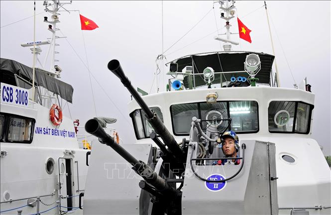 Trong ảnh: Lực lượng Cảnh sát biển Hải đội 402 (Bộ Tư lệnh Vùng Cảnh sát biển 4) hoàn thành xuất sắc nhiệm vụ thực thi pháp luật trên vùng biển; tổ chức và bảo đảm cho hàng chục lượt tàu thuyền tham gia thực thi pháp luật, bảo vệ vững chắc chủ quyền biển, đảo phía Tây Nam của Tổ quốc. Ảnh: Huỳnh Thế Anh – TTXVN
 
