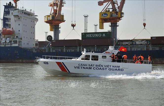 Xuồng tuần tra cao tốc MS - 50 số hiệu 426. dài 13,66m, rộng 3,78m, sức chở 16 người, vùng hoạt động ven biển cách bờ 20 hải lý với vận tốc thiết kế có thể chạy 30- 35 hải lý/giờ, do Công ty Cổ phần Công nghệ James Boat sản xuất, được bàn giao và biên chế cho Bộ Tư lệnh Vùng Cảnh sát biển 1 ngày 19/12/2014, giúp nâng cao hiệu quả thực hiện nhiệm vụ thực thi pháp luật trên biển. Ảnh: Trọng Đức - TTXVN