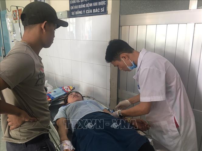 Trong ảnh: Công nhân Công ty Trách nhiệm hữu hạn Grand Wood được điều trị tại Trung tâm y tế thị xã Tân Uyên. Ảnh : Huyền Trang - TTXVN