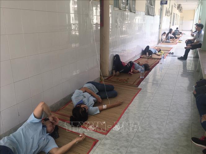Trong ảnh: Công nhân Công ty Trách nhiệm hữu hạn Grand Wood được chăm sóc tại Trung tâm y tế thị xã Tân Uyên. Ảnh : Huyền Trang - TTXVN