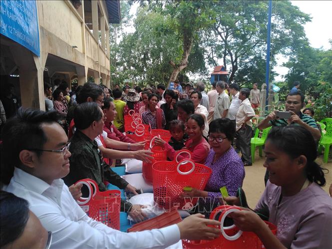 Trong ảnh: Trao quà từ thiện cho bà con kiều bào và người Campuchia nghèo tại huyện Kampong Tralach. Ảnh: Minh Hưng - PV TTXVN tại Campuchia

