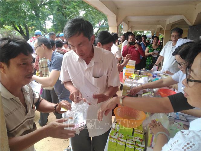 Trong ảnh: Các y bác sỹ Việt Nam trong đoàn phát thuốc miễn phí cho bà con. Ảnh: Minh Hưng - PV TTXVN tại Campuchia

