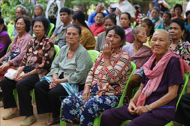 Trong ảnh: Bà con kiều bào và người Campuchia nghèo tại huyện Kampong Tralach đến tham dự chương trình. Ảnh: Minh Hưng - PV TTXVN tại Campuchia

