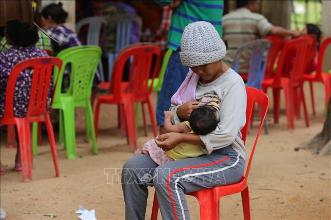 Trong ảnh: Một phụ nữ Campuchia nghèo tại huyện Kampong Tralach chờ đến lượt khám bệnh, phát thuốc miễn phí và nhận quà từ thiện của đoàn. Ảnh: Minh Hưng - PV TTXVN tại Campuchia


