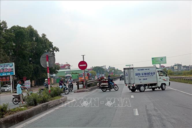 Trong ảnh: Hiện nay, hai bên đường, các khu công nghiệp, cụm công nghiệp, khu dân cư, các loại hình dịch vụ phát triển mạnh và đấu nối trực tiếp, khiến QL5 giống như một tuyến phố dài, với gần 150 điểm đấu nối giữa QL5 với các QL khác và đường tỉnh, đường huyện, đường xã. Ảnh: Huy Hùng – TTXVN