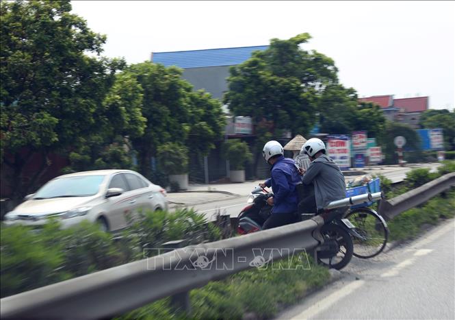 Trong ảnh: Các lối mở đấu nối vào QL5 tiềm ẩn điểm đen TNGT. Ảnh: Huy Hùng – TTXVN