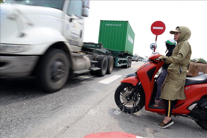 Trong ảnh: Người dân khi đi qua điểm giao cắt này dường như đã quá quen với những hình ảnh như thế này, nhưng đây là nỗi ám ảnh đối với các lái xe. Ảnh: Huy Hùng – TTXVN