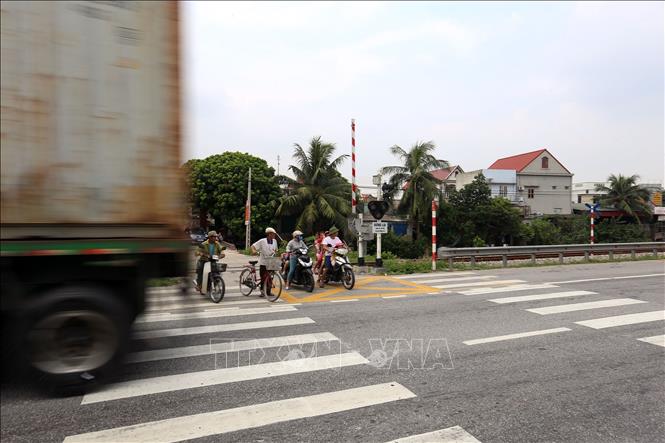 Trong ảnh: Tại ngã tư Km63+530 (xã Cộng Hòa, huyện Kim Thành, Hải Dương), sau vụ tai nạn nghiêm trọng ngày 23/7, người dân sinh sống tại đây kiến nghị xây dựng cầu vượt dân sinh qua khu vực này. Ảnh: Huy Hùng - TTXVN  