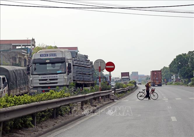 Trong ảnh: Người dân lưu thông qua các điểm giao cắt tự phát, gây mất an toàn trên tuyến. Ảnh: Huy Hùng - TTXVN