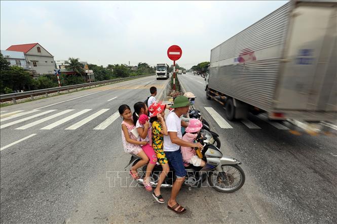 Trong ảnh: Tại ngã tư Km63+530 (xã Cộng Hòa, huyện Kim Thành, Hải Dương), trước đó nhiều lần khu vực dải phân cách này đã được rào lại nhưng người dân dỡ ra để thành lối băng qua phía bên kia của xã. Ảnh: Huy Hùng - TTXVN  