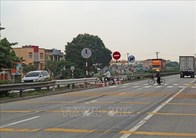 Trong ảnh: Tại ngã tư Km63+530 (xã Cộng Hòa, huyện Kim Thành, Hải Dương), sau vụ tai nạn nghiêm trọng ngày 23/7, các đơn vị đã bổ sung sơn vạch đi bộ qua đường và vạch dừng, lắp đặt đinh phản quang, biển báo... Ảnh: Huy Hùng - TTXVN 