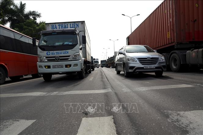 Trong ảnh: Tại km45, khu vực nút giao thông khu công nghiệp Đại An (Hải Dương) có một số đoạn đường lõm sâu tới 15cm. Ảnh: Huy Hùng - TTXVN