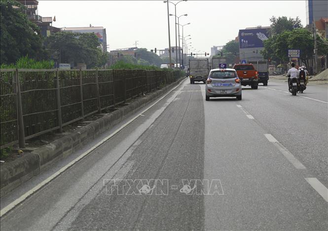 Trong ảnh: Để xử lý vệt hằn lún, Tổng công ty Phát triển hạ tầng và đầu tư tài chính Việt Nam (Vidifi)  đã tiến hành cào vệt hằn lún để tăng độ bám của bánh xe, nhưng chỉ được một thời gian thì tình trạng lại tiếp diễn. Ảnh: Huy Hùng - TTXVN 