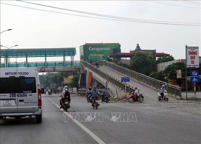 Trong ảnh: Hàng chục cầu vượt đều được xây dựng cách đây nhiều năm, trong khi các khu công nghiệp, cụm công nghiệp, khu dân cư... phát triển mạnh khiến các tuyến cầu dân sinh không kịp đáp ứng nhu cầu của người dân. Ảnh: Huy Hùng - TTXVN
