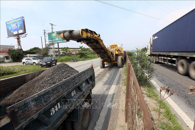 Trong ảnh: Chủ đầu tư tuyến đường Tổng công ty Phát triển hạ tầng và đầu tư tài chính Việt Nam (Vidifi) tiến hành cào vệt hằn lún tại km 56 trên tuyến. Ảnh: Huy Hùng - TTXVN