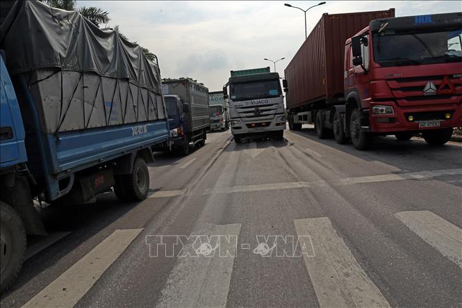 Trong ảnh: Một đoạn đường bị hằn lút vệt bánh xe, tạo thành những 