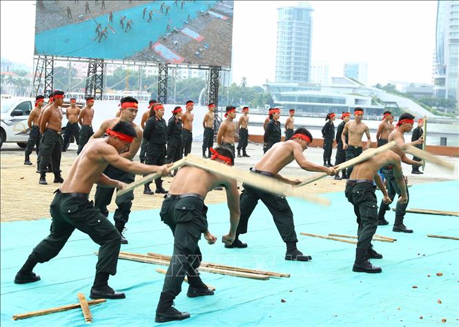 Chủ động bố trí lực lượng, phương tiện, phương án bảo vệ tuyệt đối an toàn các sự kiện chính trị quan trọng của đất nước, hoạt động của lãnh đạo Đảng, Nhà nước; các hội nghị, đoàn khách quốc tế đến thăm và làm việc tại Việt Nam; các mục tiêu quan trọng về chính trị, kinh tế, văn hóa, xã hội, cơ quan đại diện ngoại giao tại Việt Nam. Trong ảnh: Diễn tập phương án bảo vệ Tuần lễ cấp cao APEC 2017, sáng 24/10/2017 tại Đà Nẵng. Việc tổ chức thành công Hội nghị Cấp cao APEC 2017 là một minh chứng sống động về việc Việt Nam là một điểm đến an toàn, thân thiện và hấp dẫn. Ảnh: Thống Nhất - TTXVN