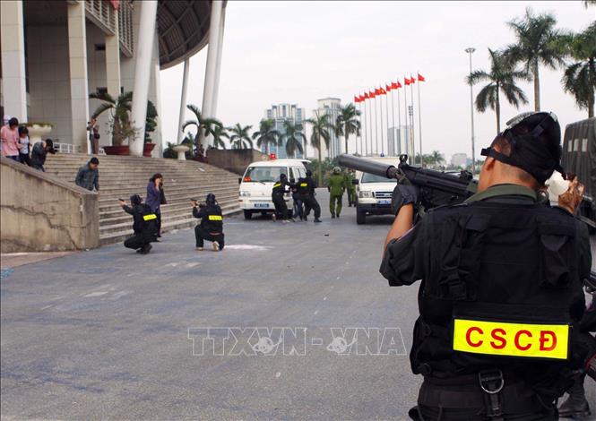 Lực lượng CSCĐ chủ động phối hợp chặt chẽ với công an các đơn vị, địa phương xây dựng, diễn tập, tổ chức phương án tác chiến, giải quyết các tình huống gây rối an ninh, trật tự, bạo loạn vũ trang, khủng bố, bắt cóc con tin, đấu tranh trấn áp tội phạm có vũ khí. Trong ảnh: Lực lượng Cảnh sát cơ động Hà Nội diễn tập giải thoát các con tin khỏi bọn khủng bố. Ảnh: Trọng Đức - TTXVN