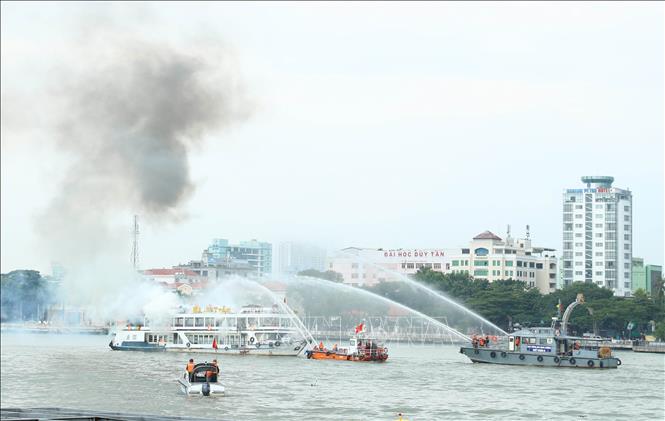 Cảnh sát cơ động chủ động bố trí lực lượng, phương tiện, phương án bảo vệ tuyệt đối an toàn các sự kiện chính trị quan trọng của đất nước, hoạt động của lãnh đạo Đảng, Nhà nước; các hội nghị, đoàn khách quốc tế đến thăm và làm việc tại Việt Nam. Trong ảnh: Diễn tập phương án bảo vệ Tuần lễ cấp cao APEC 2017, sáng 24/10/2017 tại Đà Nẵng. Việc tổ chức thành công Hội nghị Cấp cao APEC 2017 là một minh chứng sống động về việc Việt Nam là một điểm đến an toàn, thân thiện và hấp dẫn. Ảnh: Thống Nhất - TTXVN