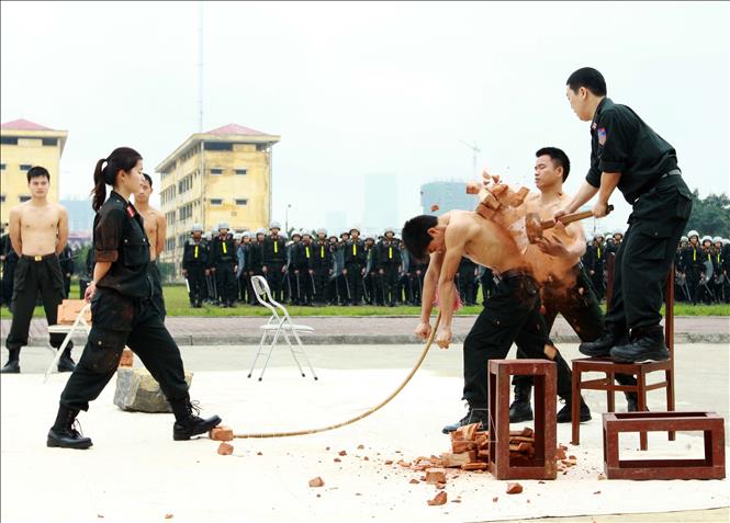 Không ngừng đổi mới nội dung, chương trình, phương pháp, nâng cao hiệu quả công tác huấn luyện, diễn tập, thực binh. Trong ảnh: Màn trình diễn Ngự thiết công của chiến sĩ Trung đoàn Cảnh sát cơ động Đông Bắc Bộ. Ảnh: Doãn Tấn - TTXVN