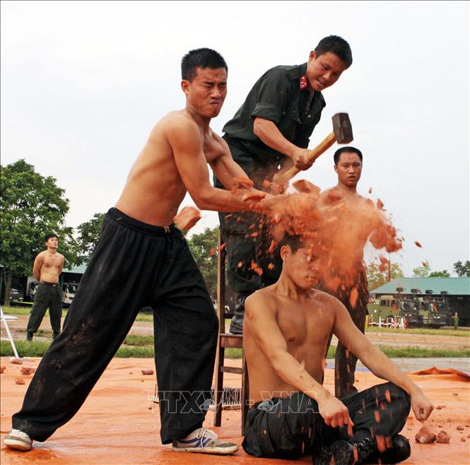Lực lượng Cảnh sát cơ động thường xuyên luyện tập, diễn tập phương án tác chiến, giải quyết các tình huống gây rối an ninh, trật tự, bạo loạn vũ trang, khủng bố, bắt cóc con tin, đấu tranh trấn áp tội phạm có vũ khí. Trong ảnh: Chiến sỹ Đội đặc nhiệm Trung đoàn Cảnh sát cơ động Đông Bắc Bộ rèn luyện các bài tập khí công, sẵn sàng đáp ứng yêu cầu nhiệm vụ. Ảnh: Quang Hải - TTXVN