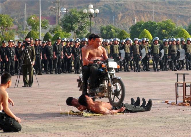 Không ngừng đổi mới nội dung, chương trình, phương pháp, nâng cao hiệu quả công tác huấn luyện, diễn tập, thực binh. Trong ảnh: Cảnh sát cơ động (Công an tỉnh Lai Châu) thực hiện các động tác võ công tinh nhuệ. Ảnh: Quang Duy – TTXVN
