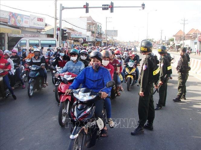 Lực lượng CSCĐ chủ động phối hợp chặt chẽ với công an các đơn vị, địa phương xây dựng, diễn tập, tổ chức phương án tác chiến, giải quyết các tình huống gây rối an ninh, trật tự. Trong ảnh: Lực lượng Cảnh sát cơ động (Công an tỉnh Bình Dương) tham gia bảo vệ, giữ gìn an toàn giao thông trên đường phố. Ảnh: Dương Chí Tưởng - TTXVN

 