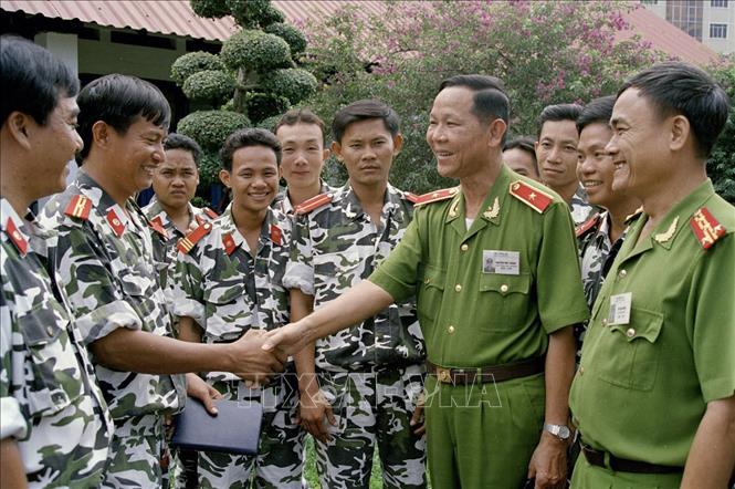 Các thế hệ cán bộ, chiến sĩ Cảnh sát cơ động phát huy truyền thống anh hùng vẻ vang, bản lĩnh, trí tuệ, sức mạnh vũ trang chiến đấu, xứng đáng với sự tin cậy của Đảng, Nhà nước và nhân dân. Trong ảnh: Thiếu tướng Nguyễn Việt Thành (Tư Bốn), Phó Tổng cục trưởng Tổng cục Cảnh sát chúc mừng các chiến sỹ cảnh sát cơ động có thành tích xuất sắc trong vụ án triệt phá băng nhóm xã hội đen Năm Cam và đồng bọn. Ảnh: Minh Quang - TTXVN