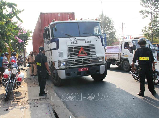 Trong ảnh: Cảnh sát Cơ động (Công an tỉnh Bình Dương) tham gia bắt giữ vụ 2 xe container sử dụng biển số quân sự giả, sáng 4/3/2016. Ảnh: Dương Chí Tưởng –TTXVN
