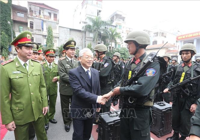 Các thế hệ cán bộ, chiến sĩ Cảnh sát cơ động phát huy truyền thống anh hùng vẻ vang, bản lĩnh, trí tuệ, sức mạnh vũ trang chiến đấu, xứng đáng với sự tin cậy của Đảng, Nhà nước và nhân dân. Trong ảnh: Sáng 2/1/2016, tại Hà Nội, Tổng Bí thư Nguyễn Phú Trọng đến thăm và kiểm tra công tác sẵn sàng chiến đấu của Bộ Tư lệnh cảnh sát cơ động (Bộ Công an). Ảnh: Trí Dũng - TTXVN