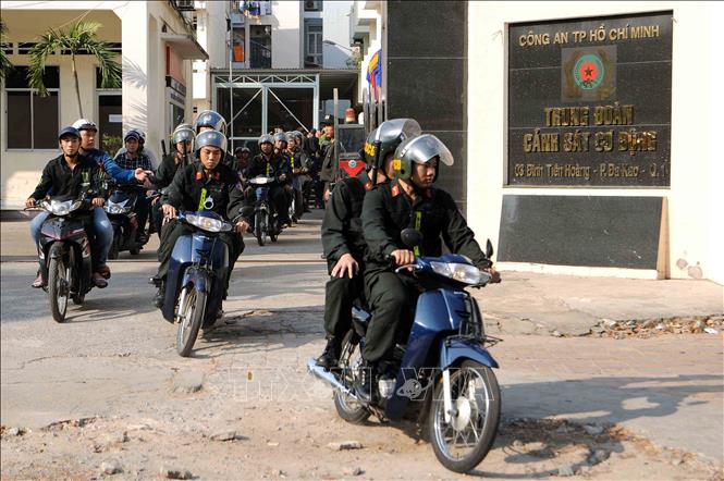 Trong ảnh: Lực lượng Cảnh sát cơ động (Công an TP. Hồ Chí Minh) ra quân tuần tra, chốt chặn phòng, chống tội phạm trên các tuyến đường, địa bàn khu vực trọng điểm. Ảnh: An Hiếu - TTXVN