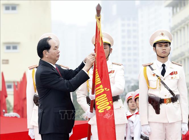 Trong ảnh: Chủ tịch nước Trần Đại Quang trao tặng Huân chương Chiến công hạng Nhất cho Tiểu đoàn Cảnh sát Đặc nhiệm số 1, Bộ Tư lệnh Cảnh sát Cơ động nhân kỷ niệm 20 năm Ngày thành lập Tiểu đoàn (12/3/1997 – 12/3/2017). Ảnh: Nhan Sáng-TTXVN