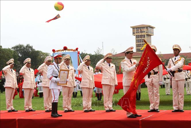 Các thế hệ cán bộ, chiến sĩ Cảnh sát cơ động phát huy truyền thống anh hùng vẻ vang, bản lĩnh, trí tuệ, sức mạnh vũ trang chiến đấu, xứng đáng với sự tin cậy của Đảng, Nhà nước và nhân dân. Trong ảnh: Đại tướng Trần Đại Quang, Bộ trưởng Bộ Công an trao tặng Huân chương Hồ Chí Minh của Chủ tịch nước cho lực lượng Cảnh sát cơ động (Bộ Công an) tại Lễ mít tinh kỷ niệm 40 năm Ngày truyền thống lực lượng Cảnh sát cơ động (15/4/1974 – 15/4/2014). Ảnh: Doãn Tấn – TTXVN