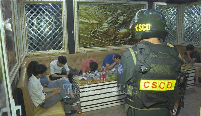 Cảnh sát cơ động tham gia thực hiện các nhiệm vụ khó khăn, hiểm nguy như: giải quyết bạo loạn, gây rối an ninh, trật tự và các chuyên án đấu tranh, trấn áp tội phạm ma túy,...Trong ảnh: Lực lượng Cảnh sát cơ động, Công an tỉnh Đắk Lắk tham gia bắt vụ sử dụng chất ma túy tại quán Karaoke Galaxy ở thị xã Buôn Hồ, tỉnh Đắk Lắk, ngày 20/10/2018. Ảnh: TTXVN phát