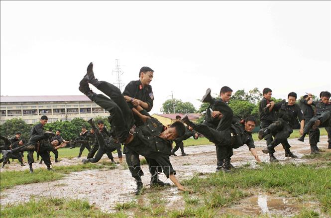 Trong ảnh: Lực lượng Cảnh sát cơ động không ngừng đổi mới nội dung, chương trình, phương pháp, nâng cao hiệu quả công tác huấn luyện, sẵn sàng hoàn thành nhiệm vụ giải quyết các tình huống gây rối an ninh, trật tự, bạo loạn vũ trang, khủng bố, bắt cóc con tin, đấu tranh trấn áp tội phạm có vũ khí, xứng đáng là “lá chắn thép” bảo vệ Đảng, Nhà nước và nhân dân. Ảnh: Quang Hải - TTXVN