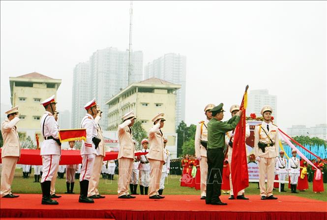 Các thế hệ cán bộ, chiến sĩ Cảnh sát cơ động phát huy truyền thống anh hùng vẻ vang, bản lĩnh, trí tuệ, sức mạnh vũ trang chiến đấu, xứng đáng với sự tin cậy của Đảng, Nhà nước và nhân dân. Trong ảnh: Đại tướng Tô Lâm, Bộ trưởng Bộ Công an trao tặng Huân chương Quân Công hạng Nhất của Chủ tịch nước cho lực lượng Cảnh sát cơ động tại Lễ kỷ niệm 45 năm Ngày truyền thống (15/4/1974 – 15/4/2019). Ảnh: Nguyễn Dân - TTXVN