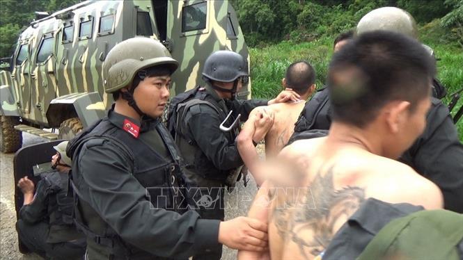 Trong ảnh: Lực lượng Cảnh sát cơ động tham gia tác chiến, bắt giữ đối tượng có lệnh truy nã trong chuyên án triệt phá sào huyệt trùm ma túy ở Lóng Luông, huyện Vân Hồ, tỉnh Sơn La (6/2018). Ảnh: TTXVN phát 