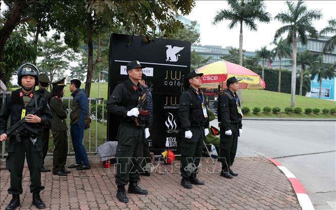 Cảnh sát cơ động chủ động bố trí lực lượng, phương tiện, phương án bảo vệ tuyệt đối an toàn các sự kiện chính trị quan trọng của đất nước, hoạt động của lãnh đạo Đảng, Nhà nước; các hội nghị, đoàn khách quốc tế đến thăm và làm việc tại Việt Nam. Trong ảnh: Lực lượng cảnh sát cơ động bảo vệ xung quanh khu vực Khách sạn JW Marriott, nơi ở của Tổng thống D.Trump và đoàn Mỹ tham dự Hội nghị Thượng đỉnh Mỹ-Triều Tiên lần thứ hai (27-28/2/2019). Ảnh: Văn Điệp – TTXVN