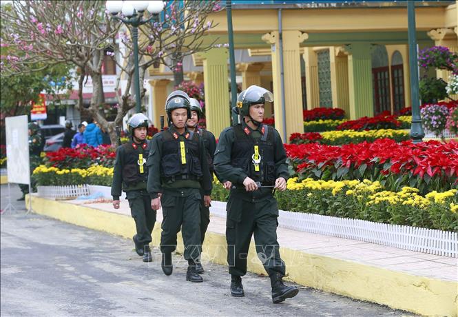 Cảnh sát cơ động chủ động bố trí lực lượng, phương tiện, phương án bảo vệ tuyệt đối an toàn các sự kiện chính trị quan trọng của đất nước, hoạt động của lãnh đạo Đảng, Nhà nước; các hội nghị, đoàn khách quốc tế đến thăm và làm việc tại Việt Nam. Trong ảnh: Lực lượng cảnh sát cơ động tuần tra bên ngoài ga Đồng Đăng (Lạng Sơn), địa điểm đầu tiên Chủ tịch Triều Tiên Kim Jong-un và đoàn Triều Tiên tới Việt Nam tham dự Hội nghị Thượng đỉnh Mỹ-Triều Tiên lần thứ hai và thăm cấp Nhà nước Việt Nam (25-28/2/2019). Ảnh: Doãn Tấn – TTXVN