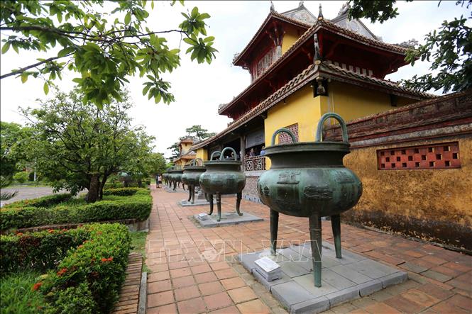 Trong ảnh: Du khách tham quan bộ Cửu đỉnh trong Thế Miếu (Đại Nội Huế). Ảnh: Nhật Anh - TTXVN