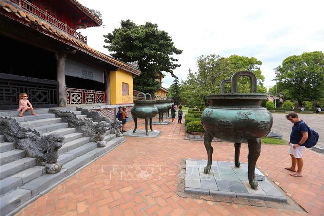 Trong ảnh: Du khách tham quan bộ Cửu đỉnh trong Thế Miếu (Đại Nội Huế). Ảnh: Nhật Anh - TTXVN