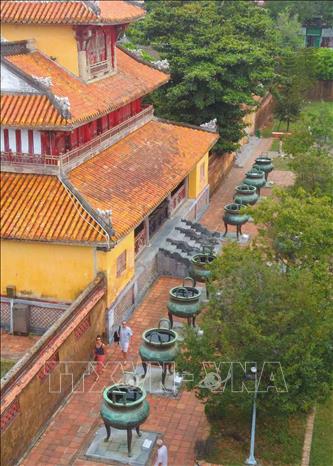 Trong ảnh: Bộ Cửu đỉnh được đặt trong Thế Miếu (Đại Nội Huế). Ảnh: Nhật Anh - TTXVN