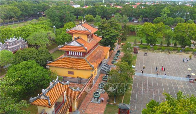 Trong ảnh: Bộ Cửu đỉnh được đặt trong Thế Miếu (Đại Nội Huế). Ảnh: Nhật Anh - TTXVN
