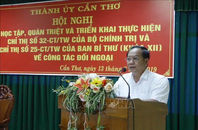 Ông Trần Quốc Trung, Ủy viên Trung ương Đảng, Bí thư Thành ủy Cần Thơ phát biểu tại hội nghị. Ảnh: Thanh Liêm - TTXVN