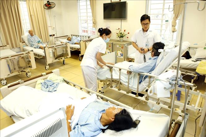 Trong ảnh: Khoa Hồi sức - bệnh viện Tim Hà Nội, bệnh nhân được chăm sóc đặc biệt và toàn diện 24/24h. Ảnh: Dương Ngọc – TTXVN