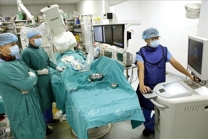Trong ảnh: Bệnh viện Tim Hà Nội thực hiện can thiệp tim mạch hơn 8.000 ca/năm. Ảnh: Dương Ngọc – TTXVN
