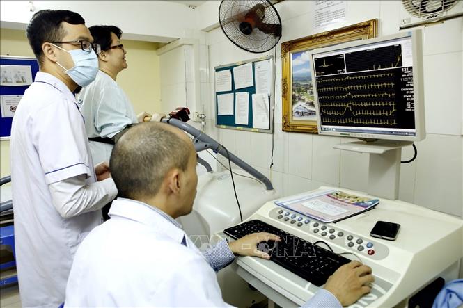 Trong ảnh: Bệnh viện Tim Hà Nội thực hiện kỹ thuật điện tâm đồ gắng sức để kiểm tra động mạch vành, rối loạn nhịp tim khi người bệnh gắng sức. Ảnh: Dương Ngọc – TTXVN
