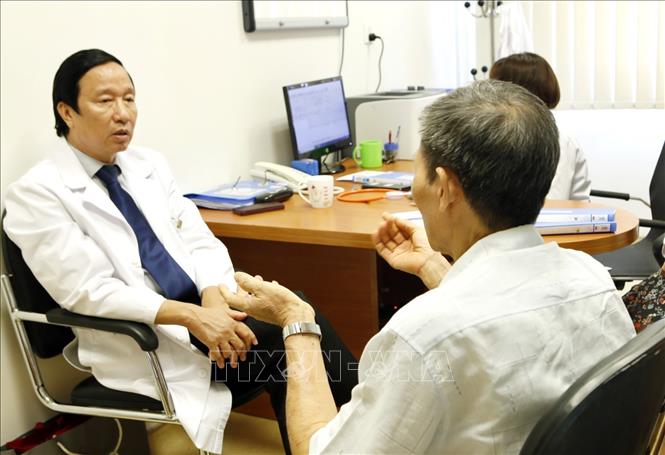 Trong ảnh: GS.TS Nguyễn Thanh Liêm khám, tư vấn ghép tế bào gốc điều trị cho bệnh nhân. Ảnh: Dương Ngọc - TTXVN