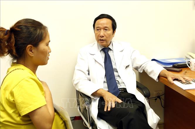 Trong ảnh: GS.TS Nguyễn Thanh Liêm khám, tư vấn cho thai phụ có nguy cơ sinh con dị tật bẩm sinh. Ảnh: Dương Ngọc - TTXVN