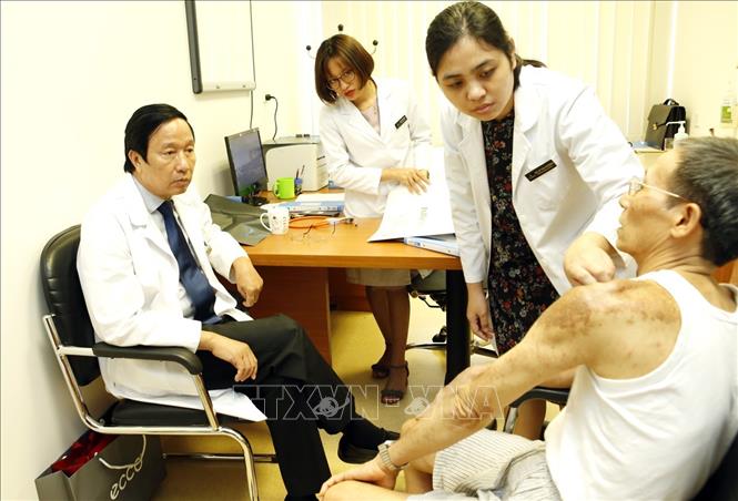 Trong ảnh: GS.TS Nguyễn Thanh Liêm khám, tư vấn ghép tế bào gốc điều trị cho bệnh nhân. Ảnh: Dương Ngọc - TTXVN